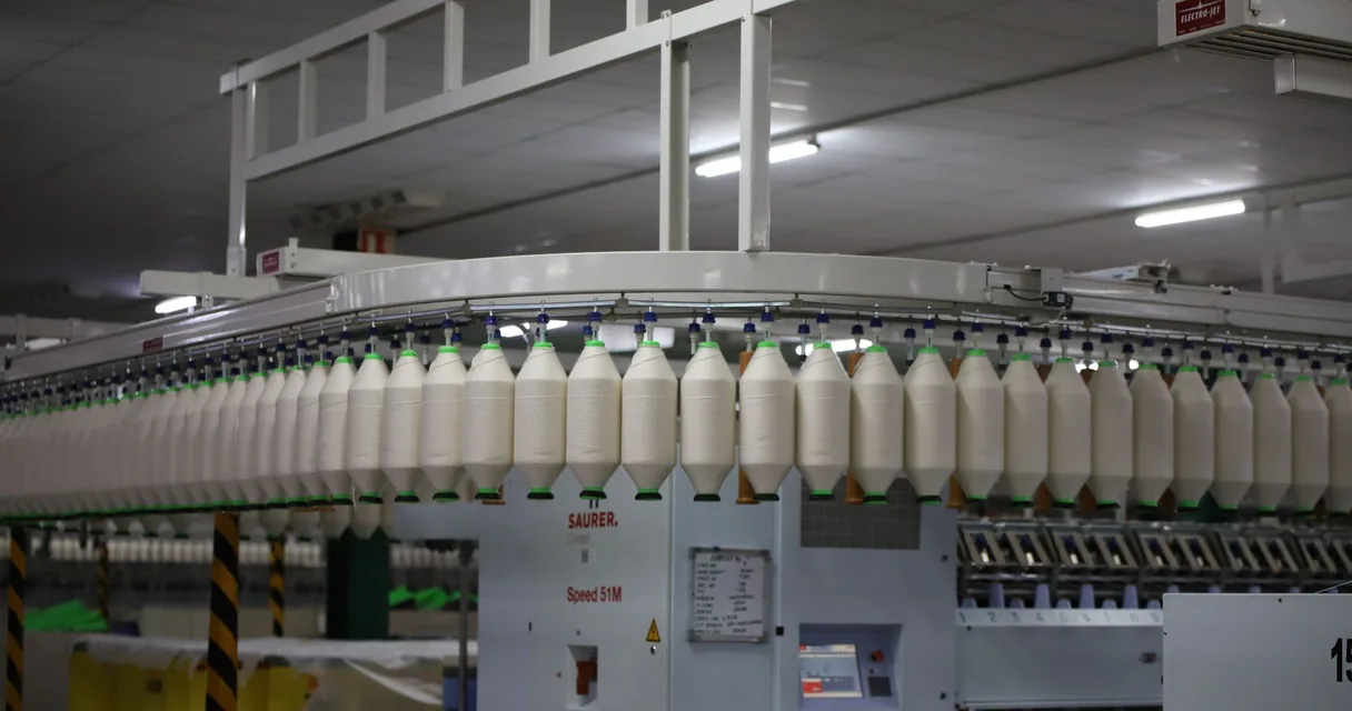 Linha de produção de fios em fábrica da indústria têxtil