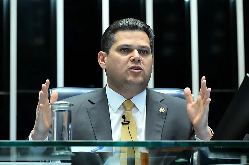 Alcolumbre evita prazo para votar PEC que acaba com escala 6x1