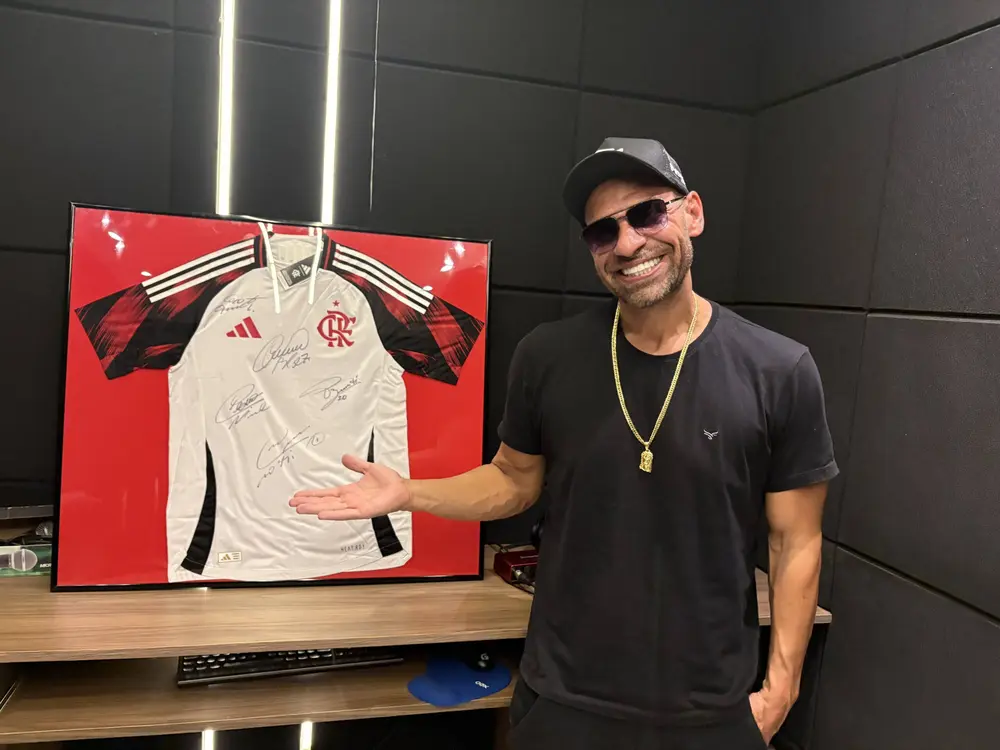 Camisa do Flamengo autografada em rifa solidária