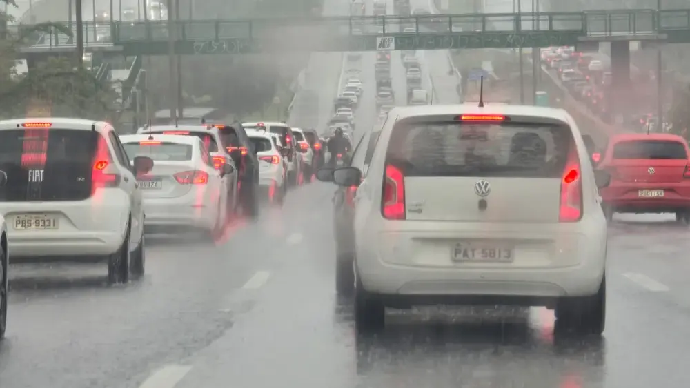 Chuva e trovoadas marcam Dia dos Namorados no DF