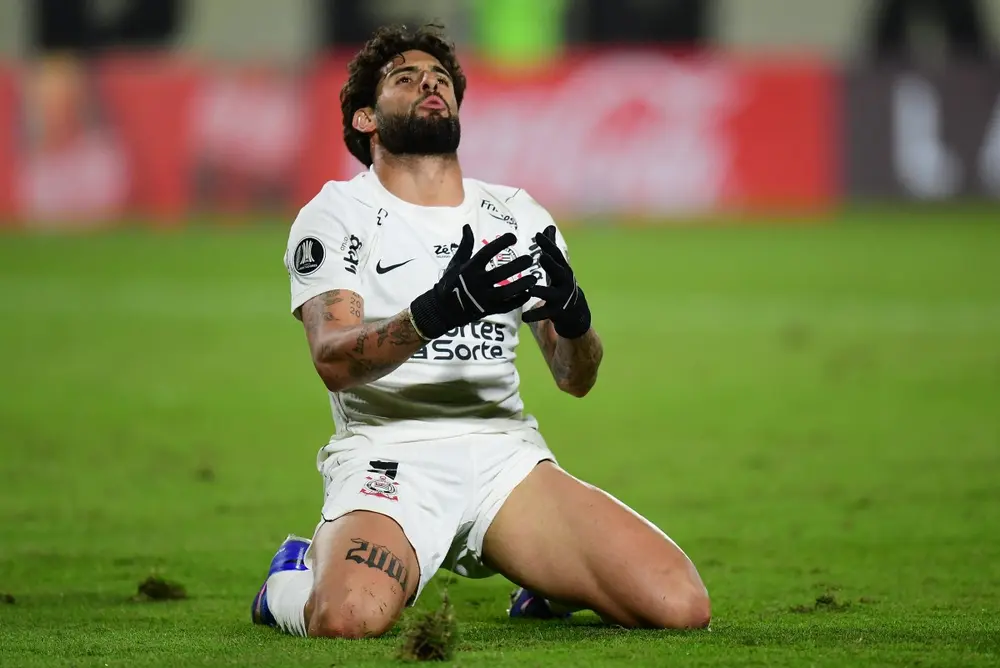 Corinthians empata com Peñarol e garante liderança na Libertadores