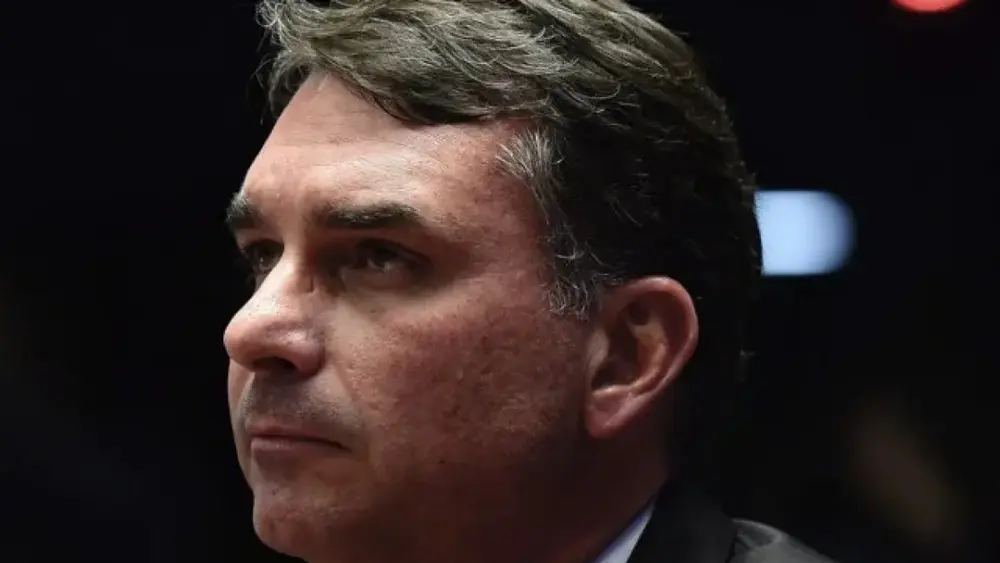 Flávio Bolsonaro admite erro na relação com imprensa
