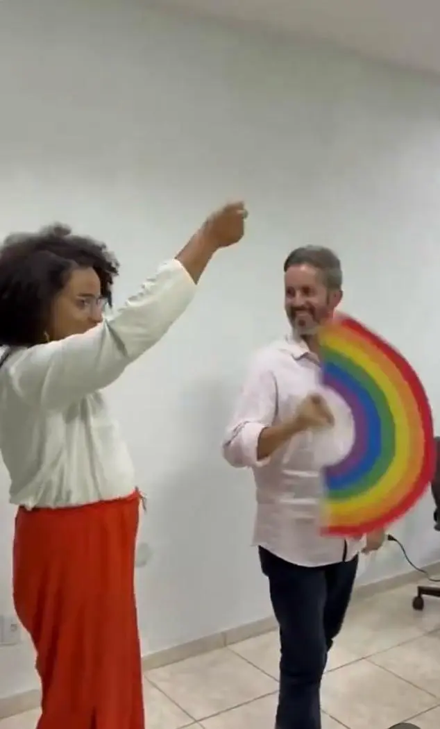 Leandro Grass aprende a bater leque em campanha