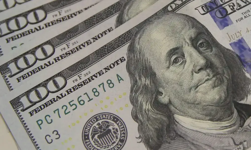 Petróleo impulsiona real e dólar cai a R$ 5,02