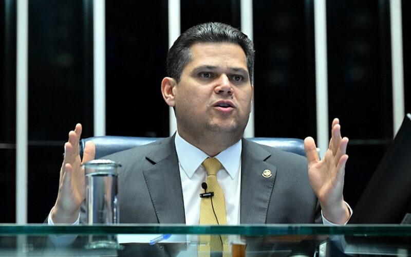 Alcolumbre evita prazo para votar PEC que acaba com escala 6x1