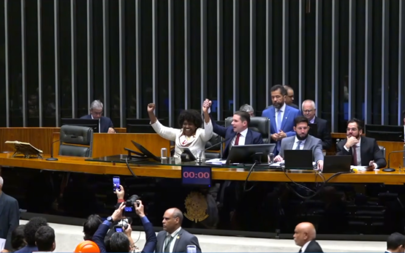 Câmara aprova fim da escala 6x1; PEC segue para o Senado
