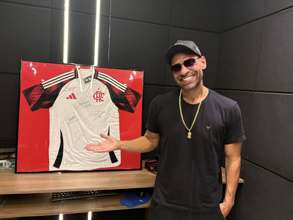 Camisa do Flamengo autografada em rifa solidária