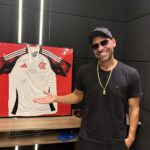 Camisa do Flamengo autografada em rifa solidária
