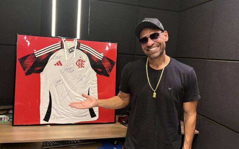 Camisa do Flamengo autografada em rifa solidária