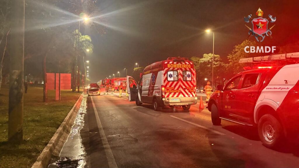 Fiat Punto pega fogo e interdita Eixão Sul no DF