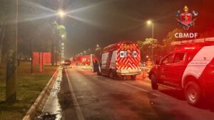 Fiat Punto pega fogo e interdita Eixão Sul no DF