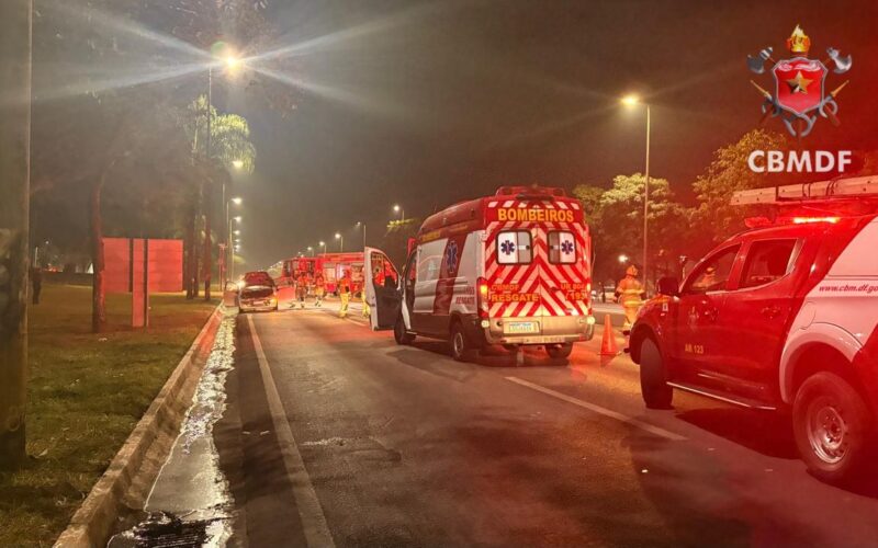 Fiat Punto pega fogo e interdita Eixão Sul no DF