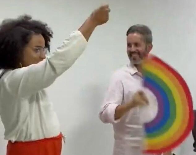 Leandro Grass aprende a bater leque em campanha