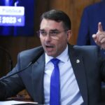 Flávio Bolsonaro vê perseguição em ação contra produtora de Dark Horse