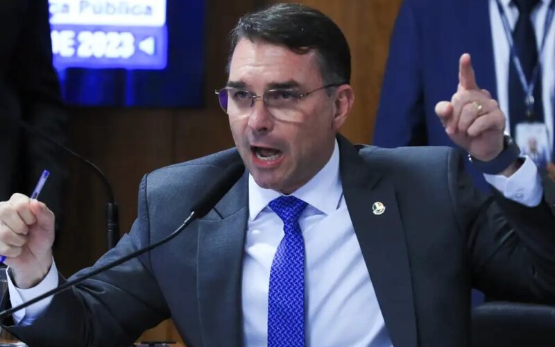 Flávio Bolsonaro vê perseguição em ação contra produtora de Dark Horse