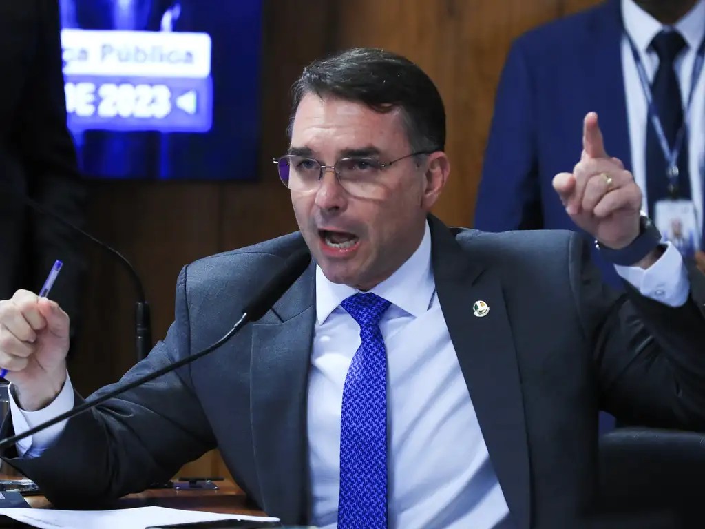 Flávio Bolsonaro vê perseguição em ação contra produtora de Dark Horse