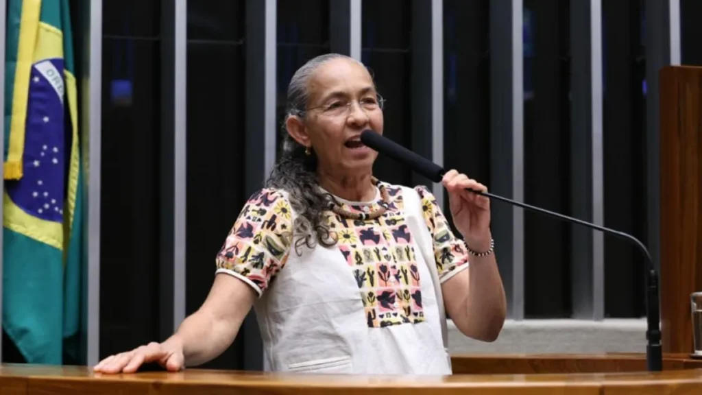 Heloísa Helena encerra mandato-tampão com despedida dramática