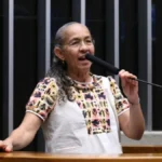 Heloísa Helena encerra mandato-tampão com despedida dramática