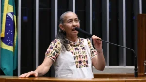 Heloísa Helena encerra mandato-tampão com despedida dramática