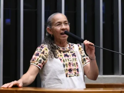Heloísa Helena encerra mandato-tampão com despedida dramática