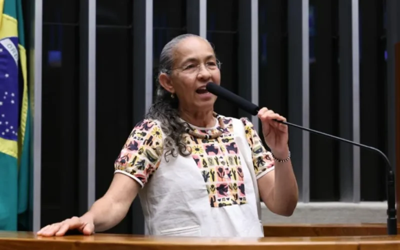 Heloísa Helena encerra mandato-tampão com despedida dramática