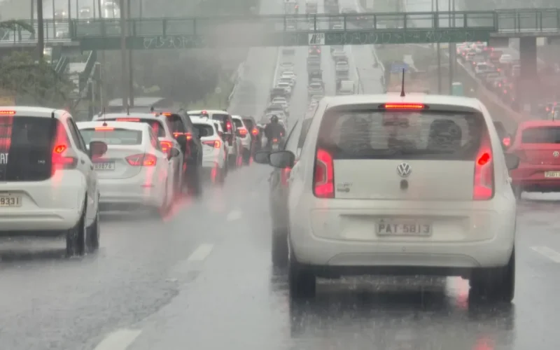 Chuva e trovoadas marcam Dia dos Namorados no DF