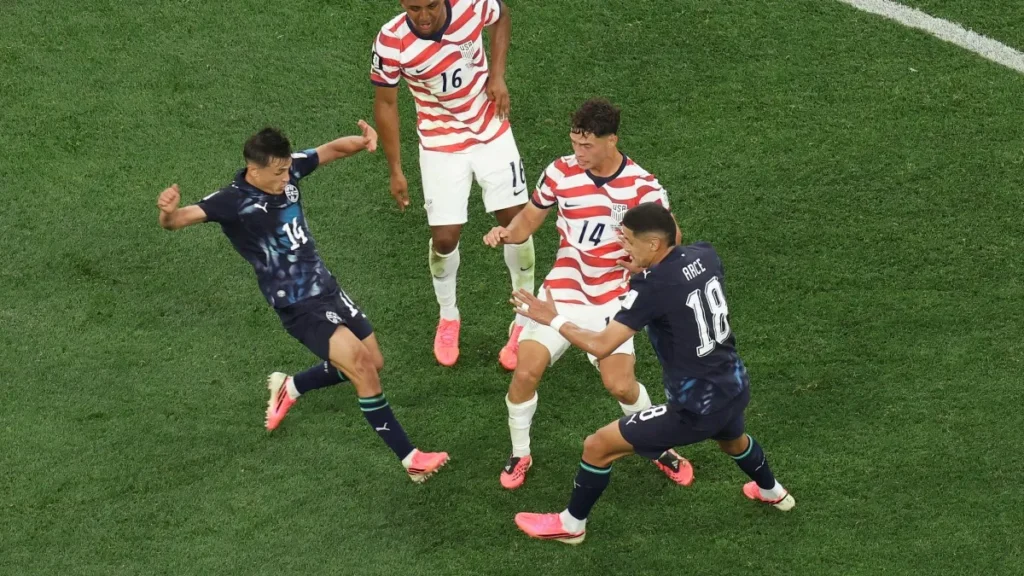 EUA estreia com goleada sobre o Paraguai na Copa