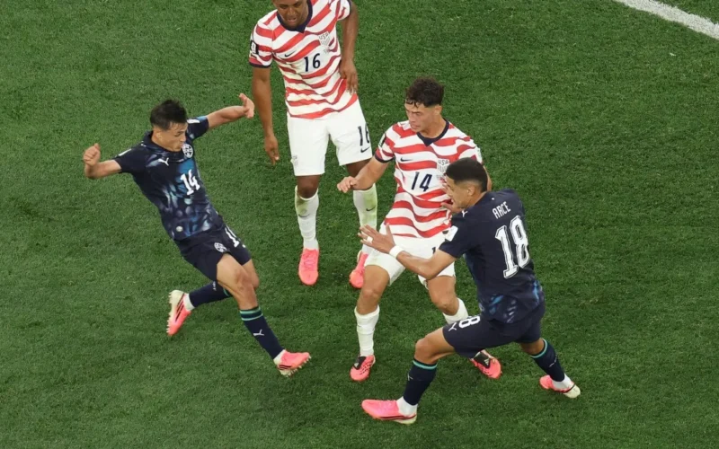EUA estreia com goleada sobre o Paraguai na Copa