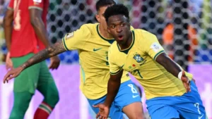 Empate expõe erros de Ancelotti; Vini Jr salva Brasil