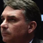 Flávio Bolsonaro admite erro na relação com imprensa