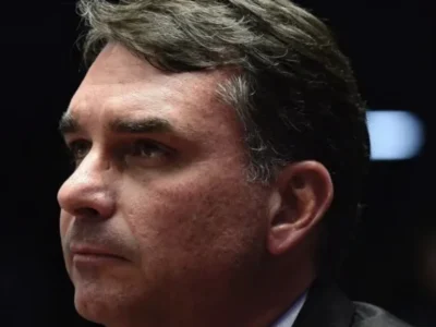 Flávio Bolsonaro admite erro na relação com imprensa