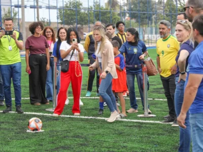 Celina Leão entrega reforma de campos sintéticos em Taguatinga e Samambaia