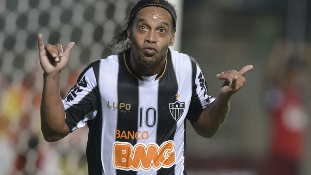 Ronaldinho volta ao futebol aos 46 anos para jogar na 3ª divisão italiana