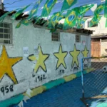 Moradores do Cruzeiro transformam beco em ponto de torcida para a Copa