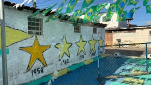 Moradores do Cruzeiro transformam beco em ponto de torcida para a Copa