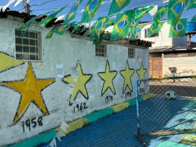 Moradores do Cruzeiro transformam beco em ponto de torcida para a Copa