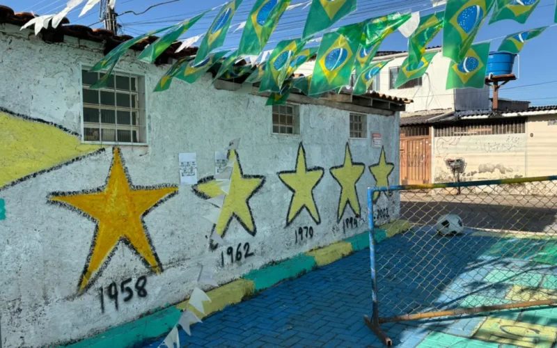 Moradores do Cruzeiro transformam beco em ponto de torcida para a Copa