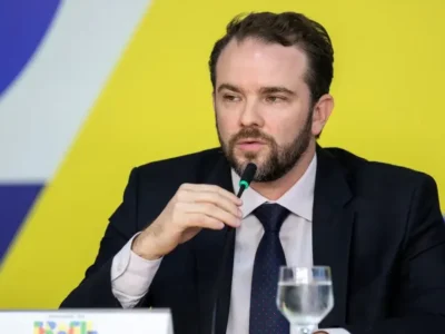 Durigan discursa em Fórum na China e se reúne com Dilma