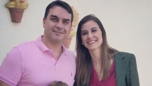 Mulher de Flávio Bolsonaro defende senador após ataque de Michelle