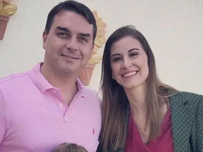 Mulher de Flávio Bolsonaro defende senador após ataque de Michelle