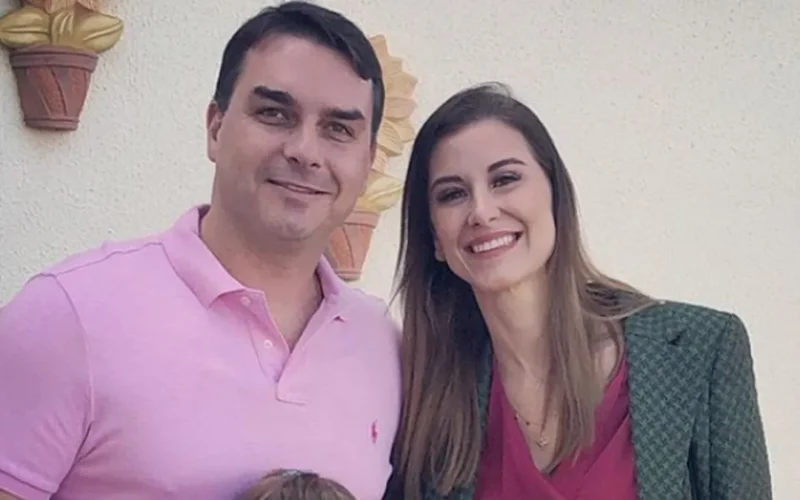 Mulher de Flávio Bolsonaro defende senador após ataque de Michelle
