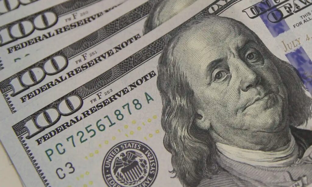 Petróleo impulsiona real e dólar cai a R$ 5,02