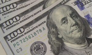 Petróleo impulsiona real e dólar cai a R$ 5,02