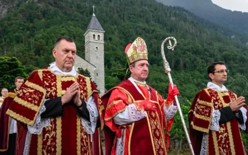 Vaticano excomunga grupo católico ultratradicionalista