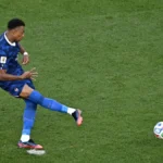 França vence Paraguai com gol de Mbappé e avança às quartas