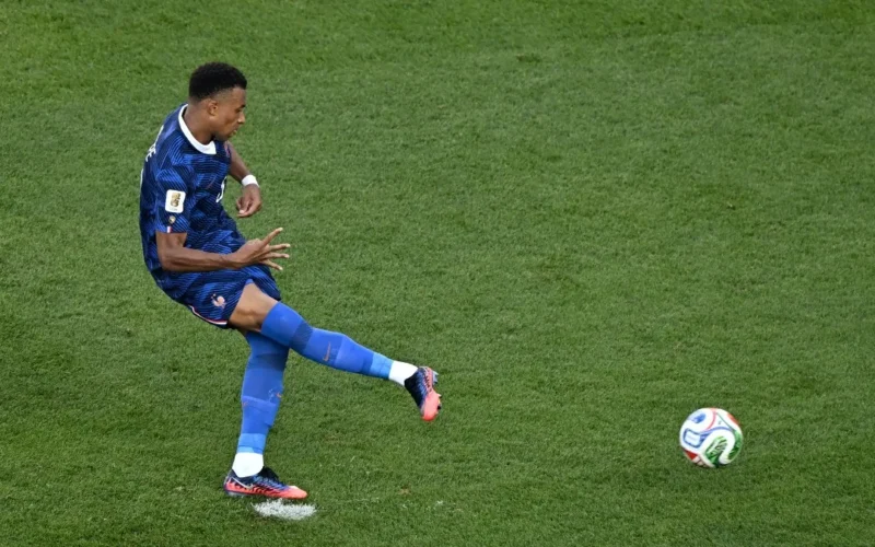 França vence Paraguai com gol de Mbappé e avança às quartas