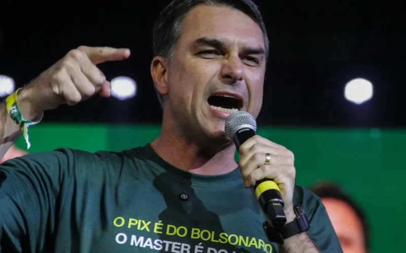 Flávio diz cumprir papel de Lula nos EUA e adia volta por tarifaço