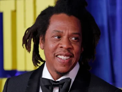 Rihanna volta ao palco com Jay-Z e brinca: ‘Estou enferrujada’
