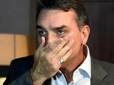 Flávio Bolsonaro recorre ao STF contra proibição de visitas ao pai