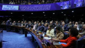 Senado aprova pena maior para crimes contra professores e médicos